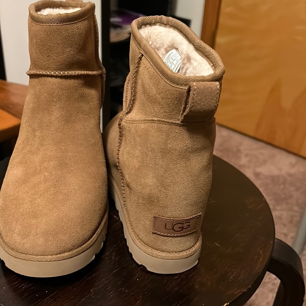 10 m Ugg tan wedge boots never worn very clean and stylish